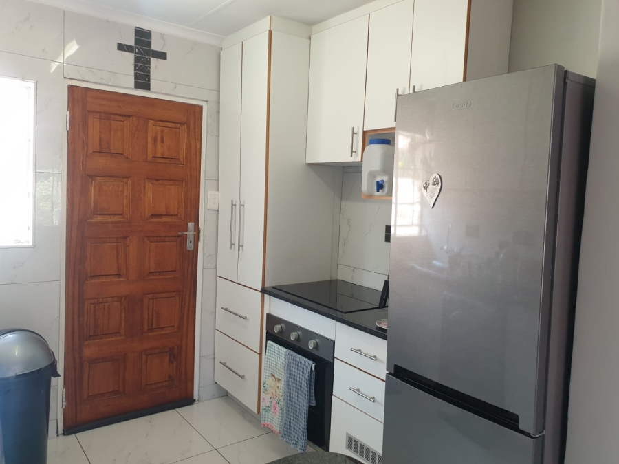 To Let 2 Bedroom Property for Rent in Faerie Glen Gauteng