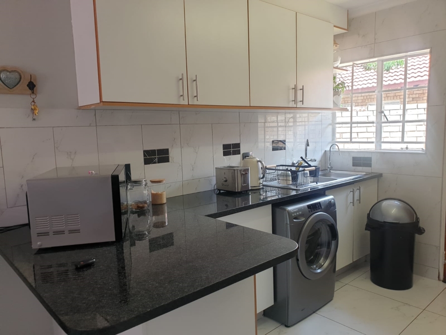 To Let 2 Bedroom Property for Rent in Faerie Glen Gauteng