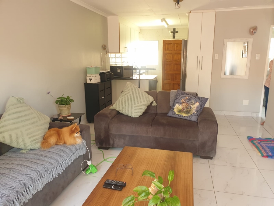 To Let 2 Bedroom Property for Rent in Faerie Glen Gauteng