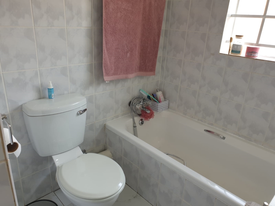 To Let 2 Bedroom Property for Rent in Faerie Glen Gauteng