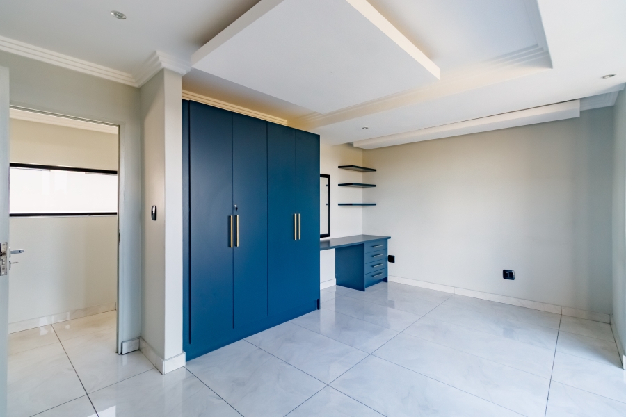 7 Bedroom Property for Sale in Midstream Estate Gauteng