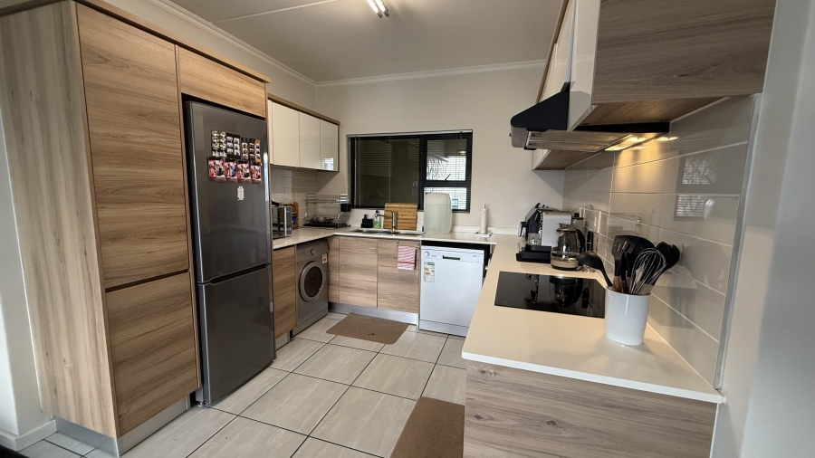 To Let 2 Bedroom Property for Rent in Waterfall Gauteng