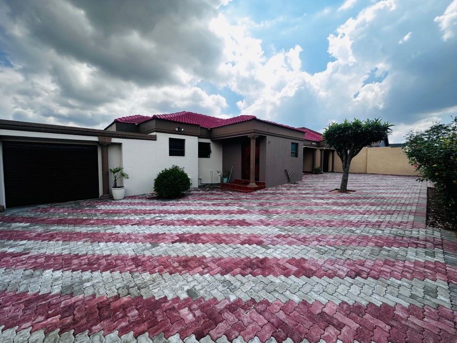 5 Bedroom Property for Sale in Leachville Gauteng