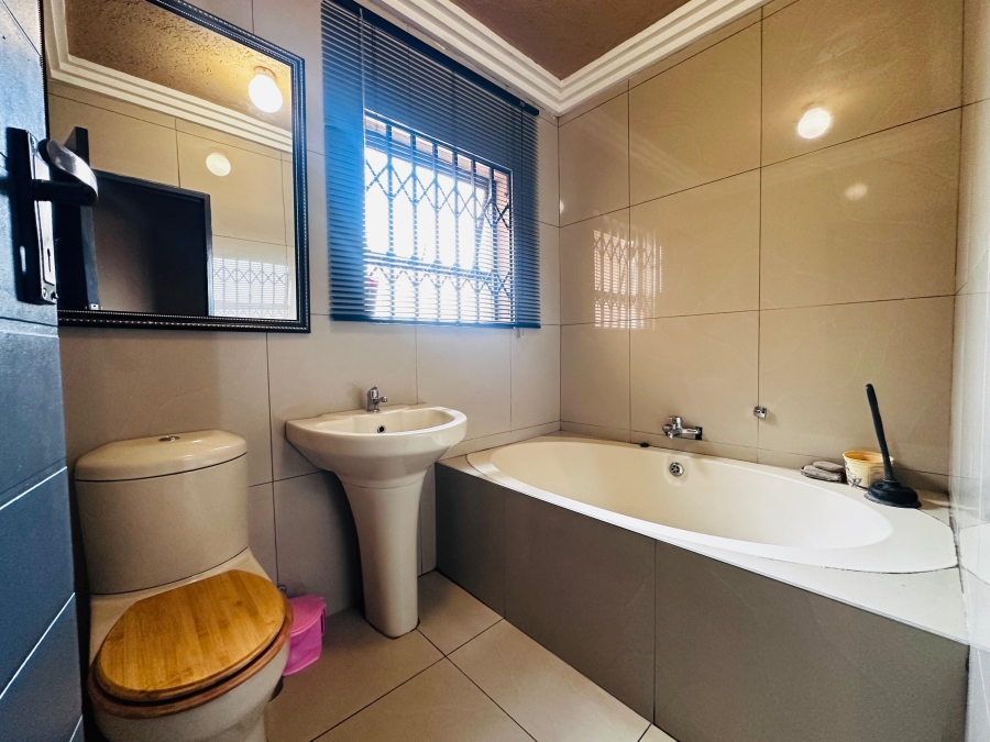 5 Bedroom Property for Sale in Leachville Gauteng