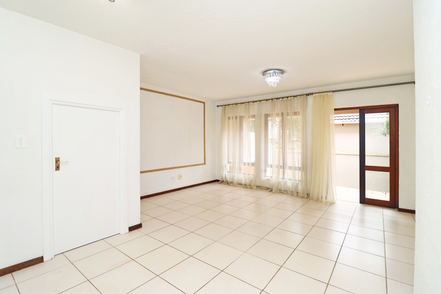 To Let 2 Bedroom Property for Rent in Broadacres Gauteng