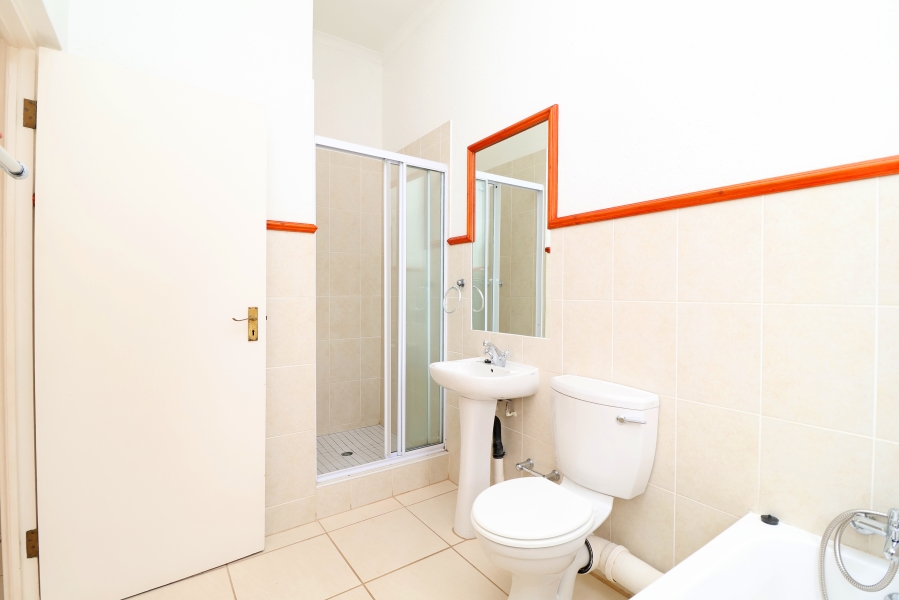 To Let 2 Bedroom Property for Rent in Broadacres Gauteng