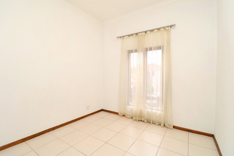 To Let 2 Bedroom Property for Rent in Broadacres Gauteng