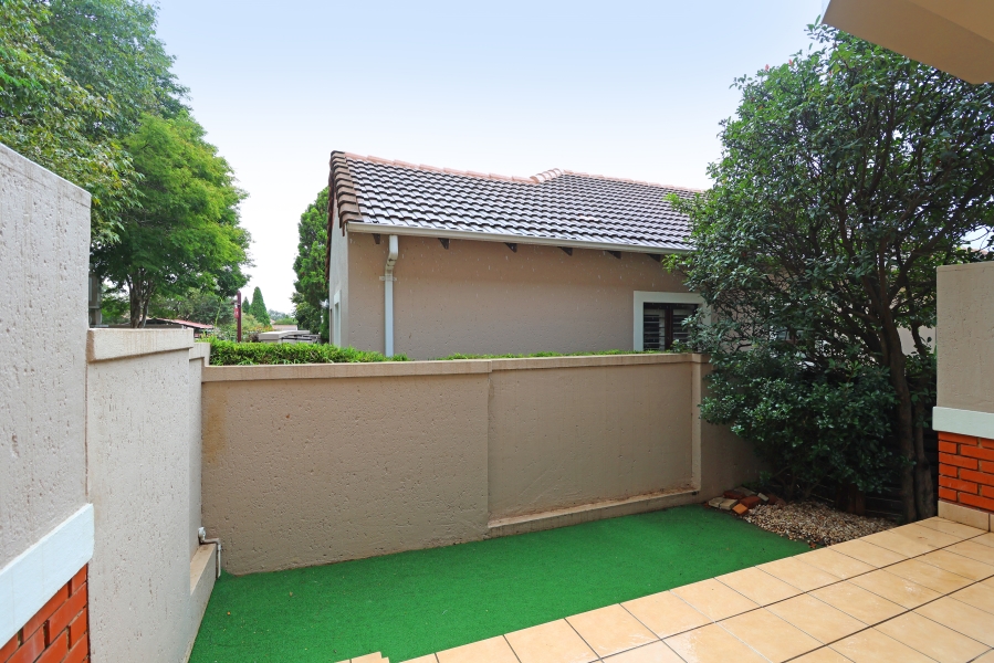To Let 2 Bedroom Property for Rent in Broadacres Gauteng