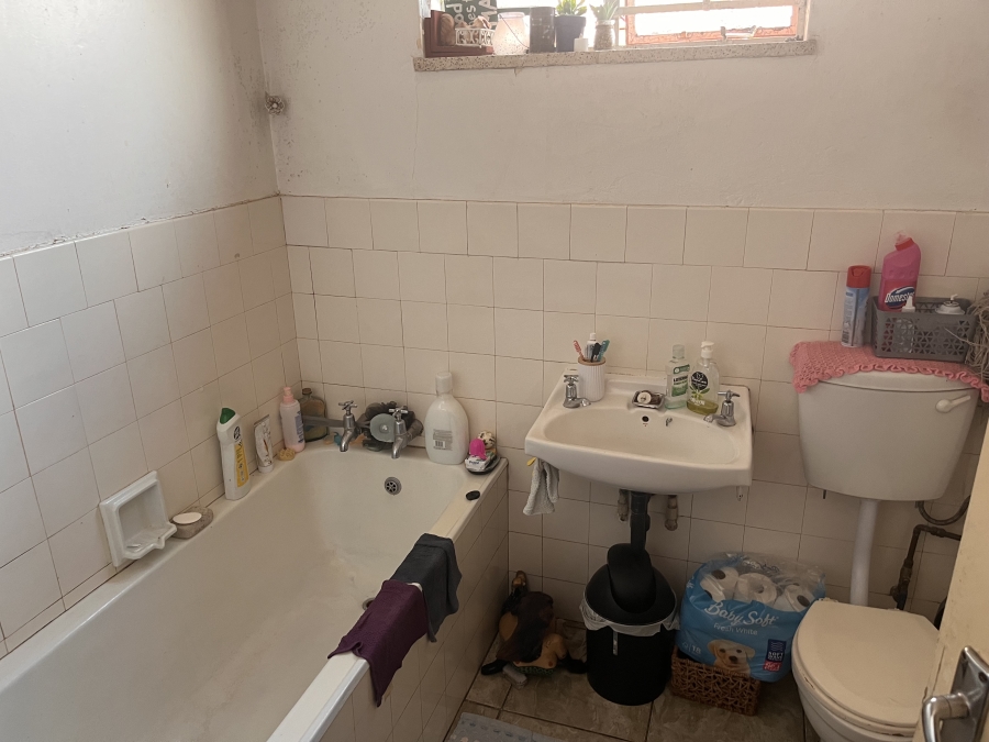 1 Bedroom Property for Sale in Florida Lake Gauteng