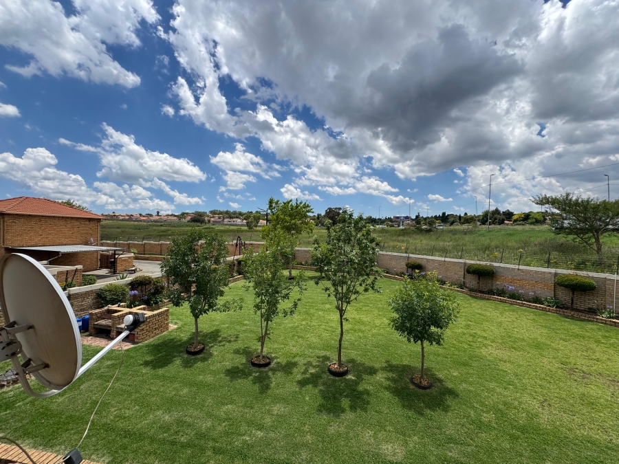 1 Bedroom Property for Sale in Strubensvallei Gauteng