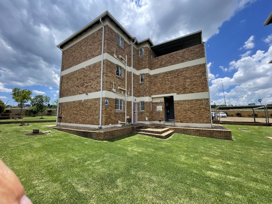 1 Bedroom Property for Sale in Strubensvallei Gauteng