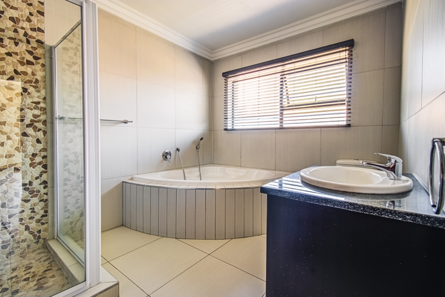 4 Bedroom Property for Sale in Glen Erasmia Gauteng