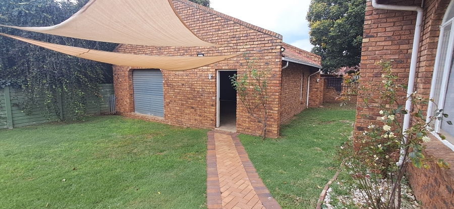 To Let 3 Bedroom Property for Rent in Lakeside Gauteng