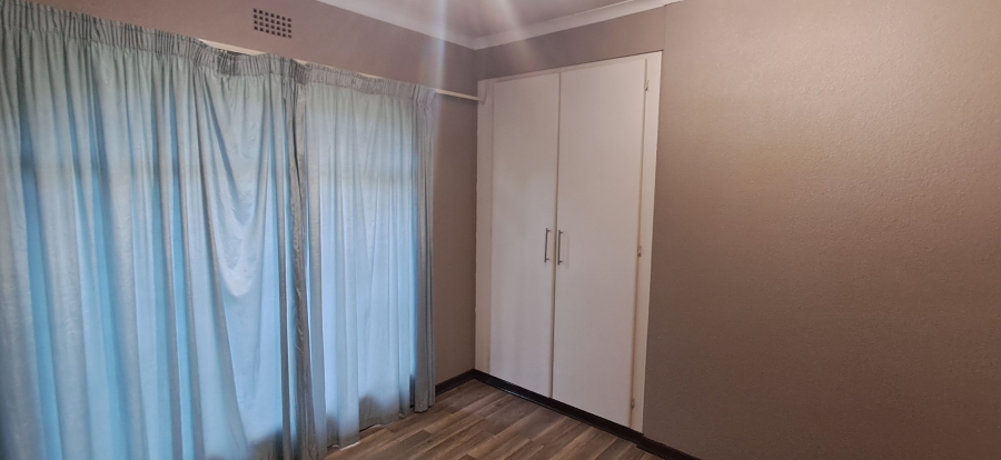 To Let 3 Bedroom Property for Rent in Lakeside Gauteng