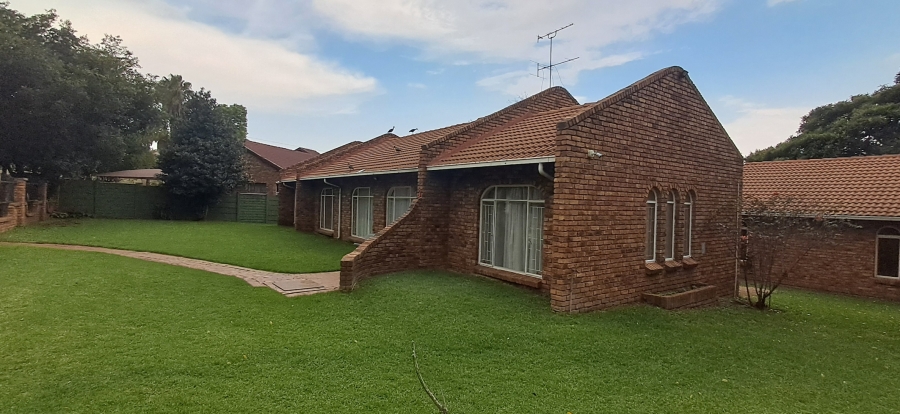 To Let 3 Bedroom Property for Rent in Lakeside Gauteng