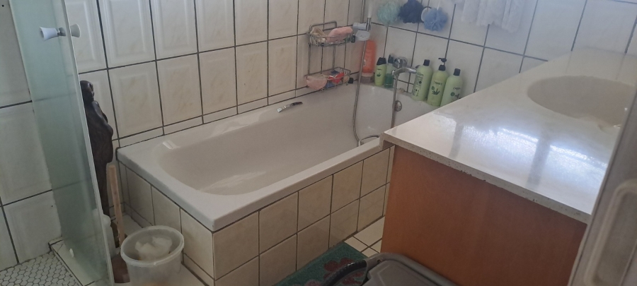 5 Bedroom Property for Sale in Pretoria Gardens Gauteng