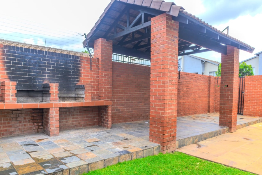 2 Bedroom Property for Sale in North Riding Gauteng