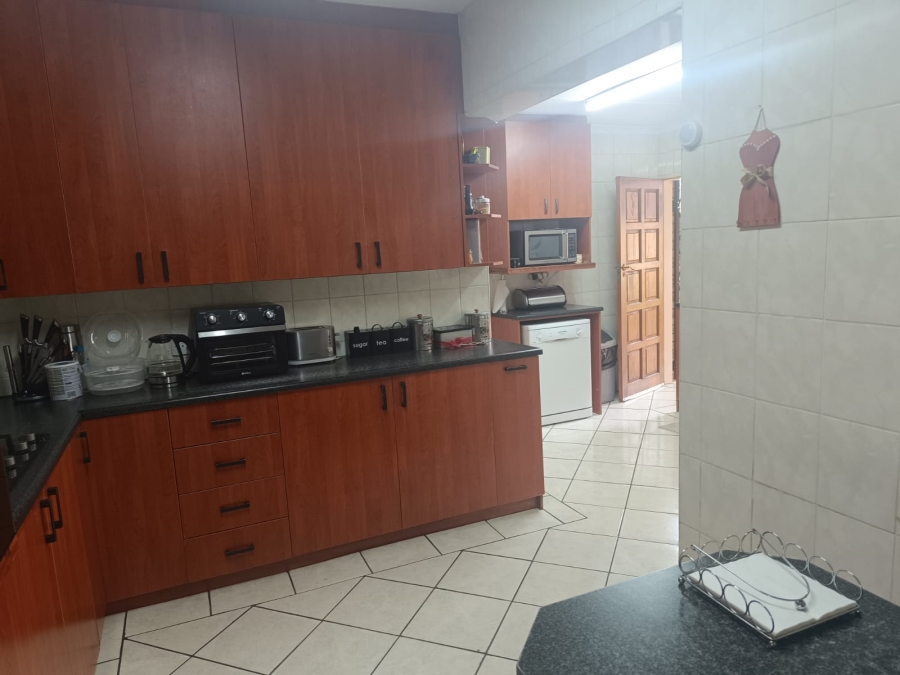 4 Bedroom Property for Sale in Helikonpark Gauteng
