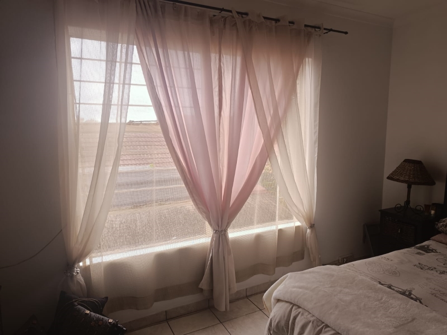 4 Bedroom Property for Sale in Helikonpark Gauteng