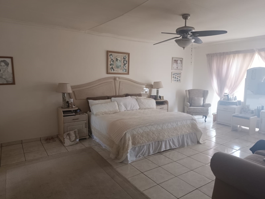 4 Bedroom Property for Sale in Helikonpark Gauteng