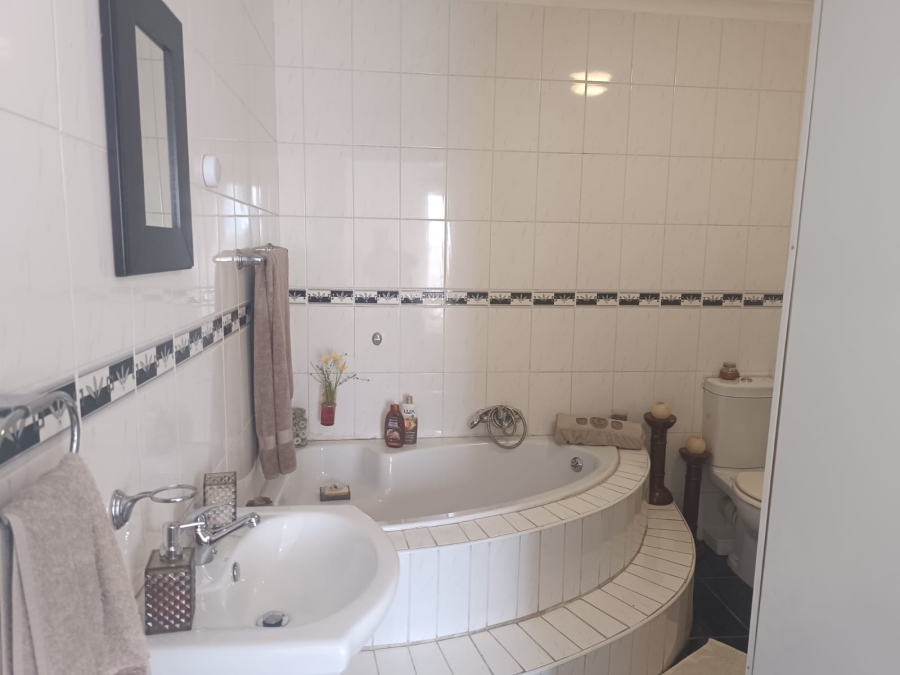 4 Bedroom Property for Sale in Helikonpark Gauteng