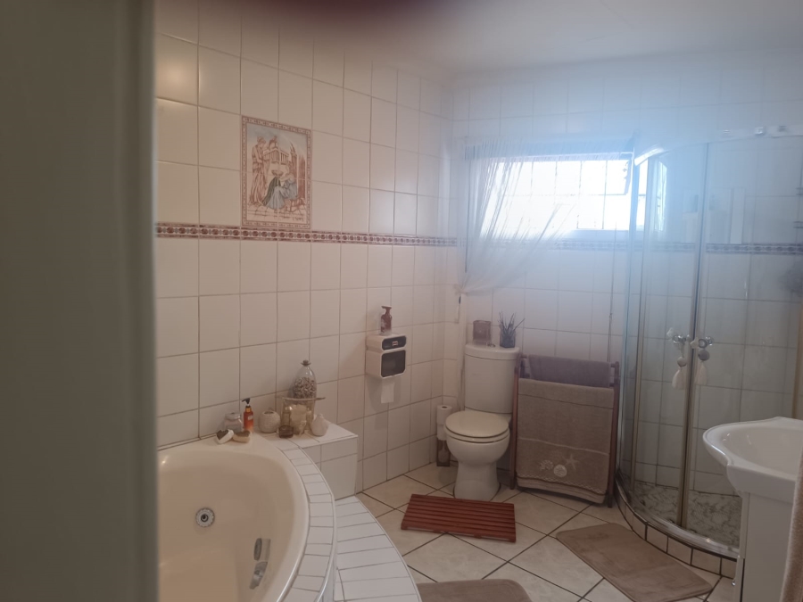 4 Bedroom Property for Sale in Helikonpark Gauteng