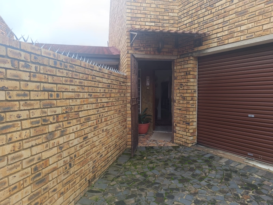 4 Bedroom Property for Sale in Helikonpark Gauteng