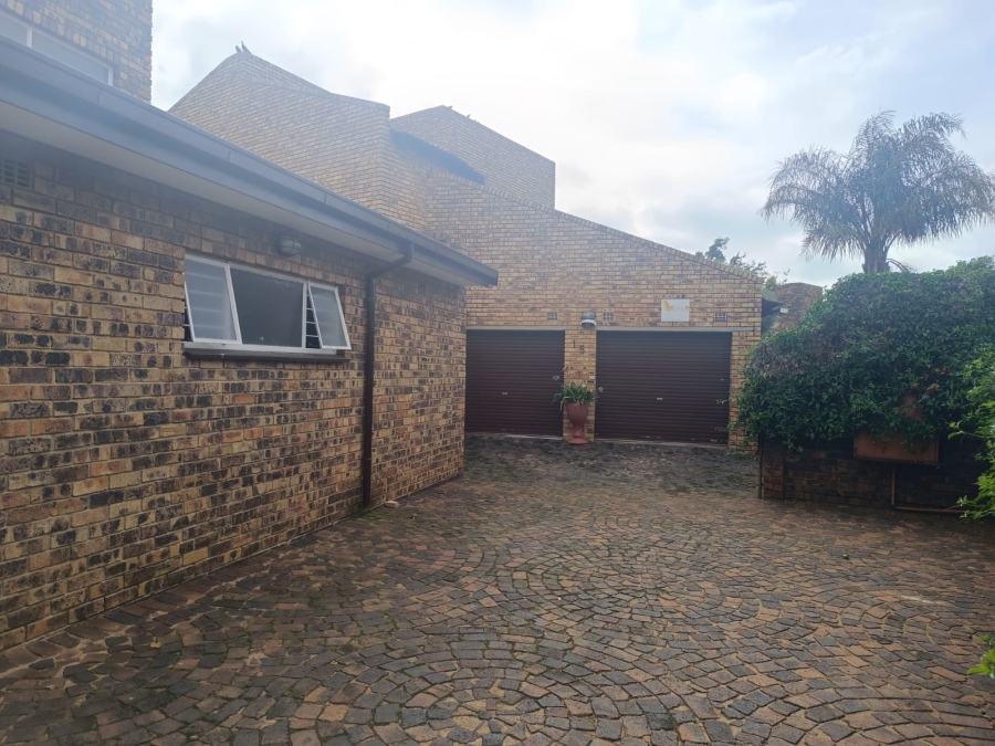 4 Bedroom Property for Sale in Helikonpark Gauteng