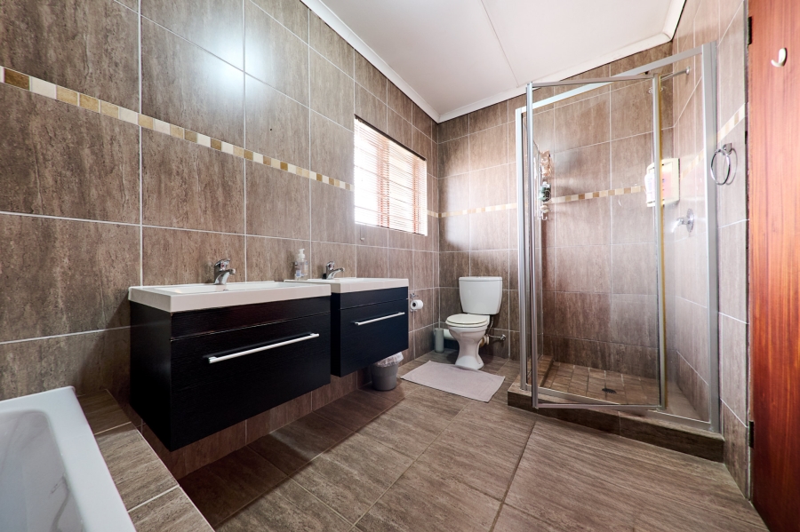 4 Bedroom Property for Sale in Noordwyk Gauteng