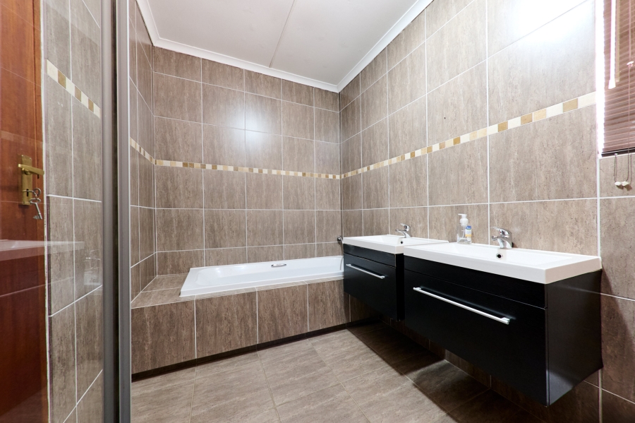 4 Bedroom Property for Sale in Noordwyk Gauteng