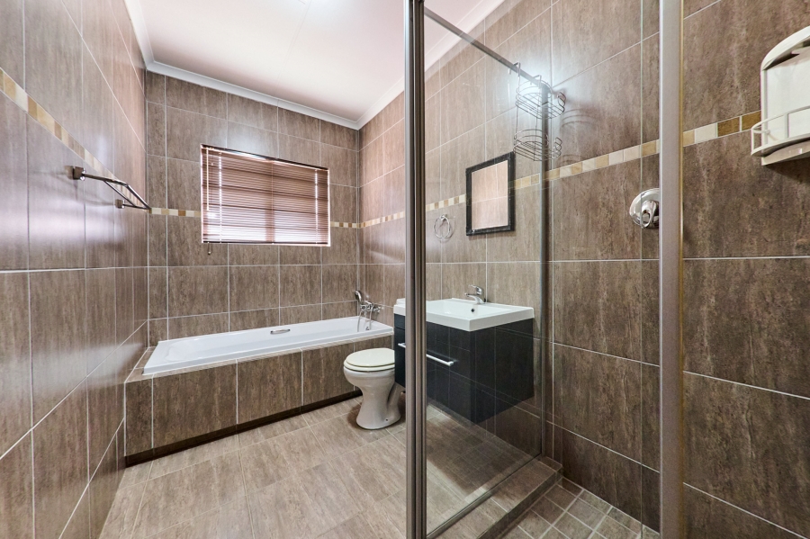 4 Bedroom Property for Sale in Noordwyk Gauteng