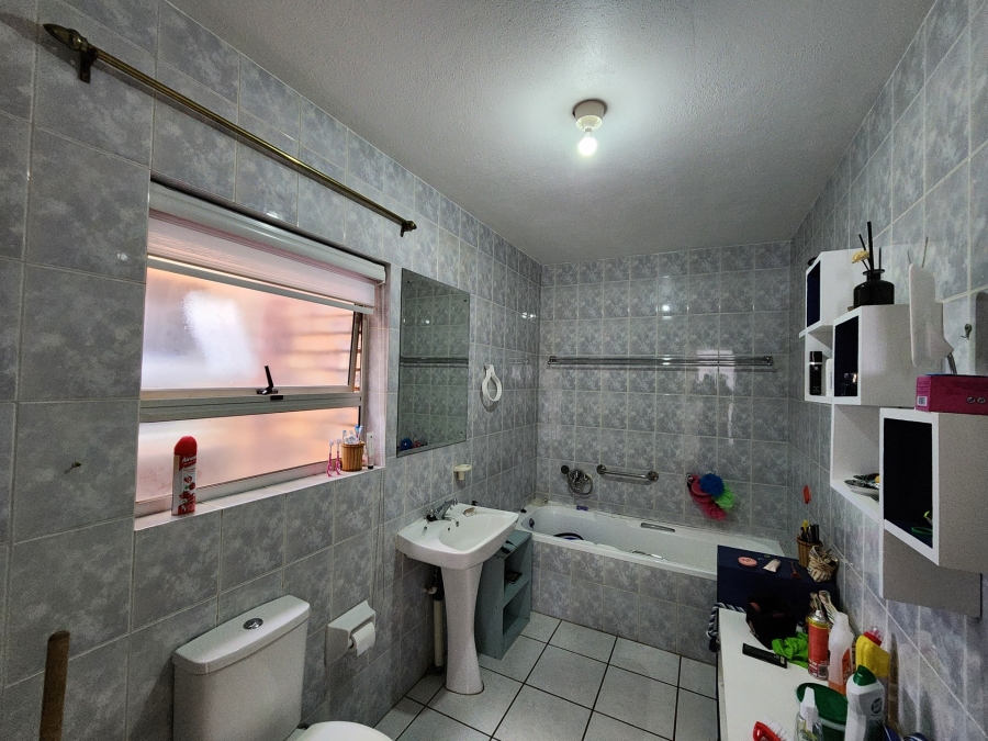 3 Bedroom Property for Sale in La Montagne Gauteng