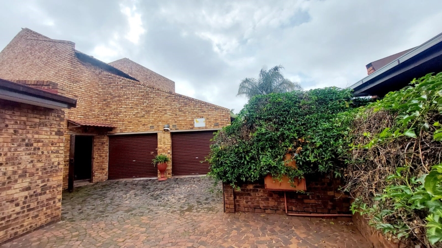 4 Bedroom Property for Sale in Helikonpark Gauteng