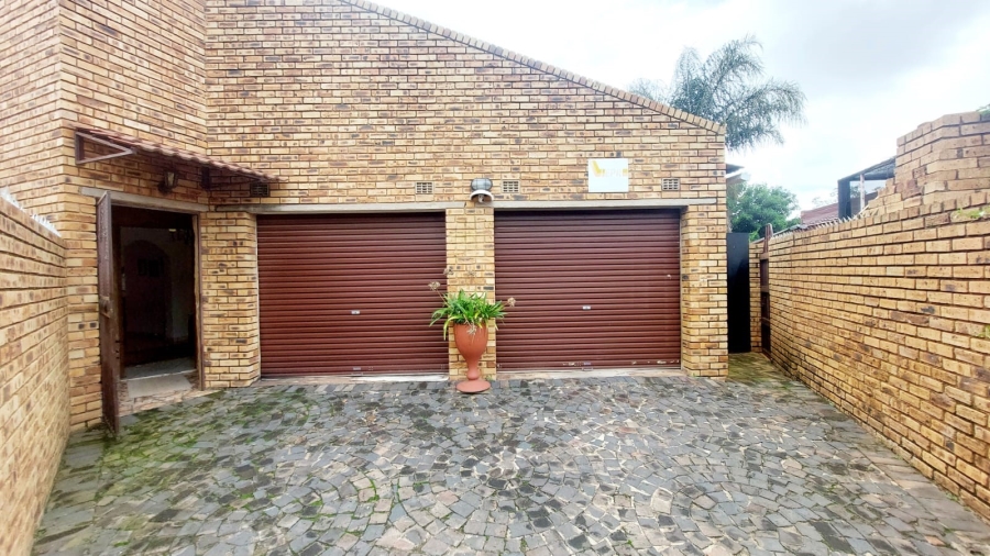 4 Bedroom Property for Sale in Helikonpark Gauteng