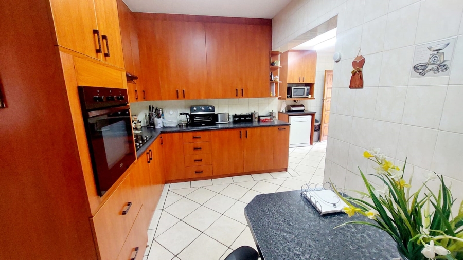 4 Bedroom Property for Sale in Helikonpark Gauteng