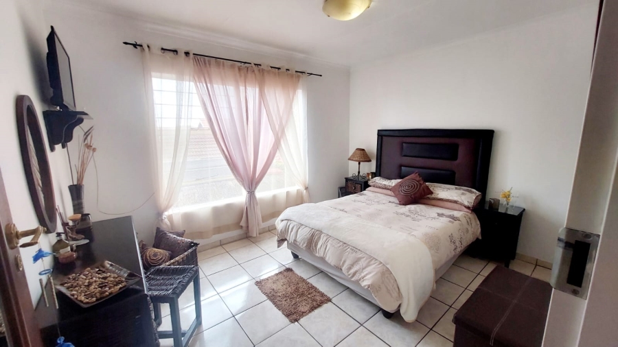 4 Bedroom Property for Sale in Helikonpark Gauteng