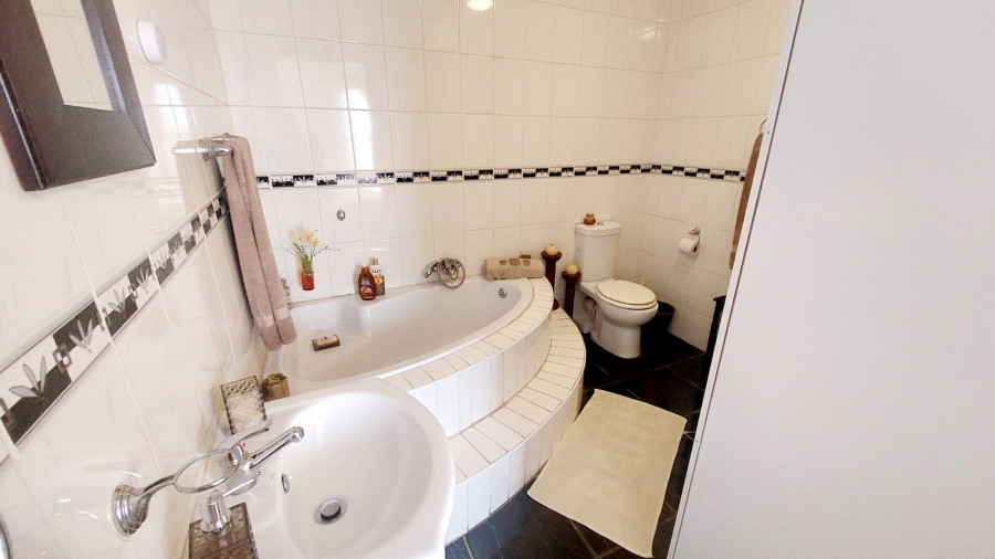 4 Bedroom Property for Sale in Helikonpark Gauteng