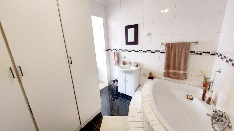 4 Bedroom Property for Sale in Helikonpark Gauteng