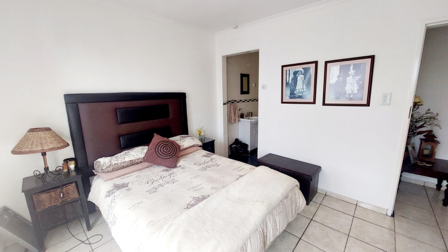 4 Bedroom Property for Sale in Helikonpark Gauteng