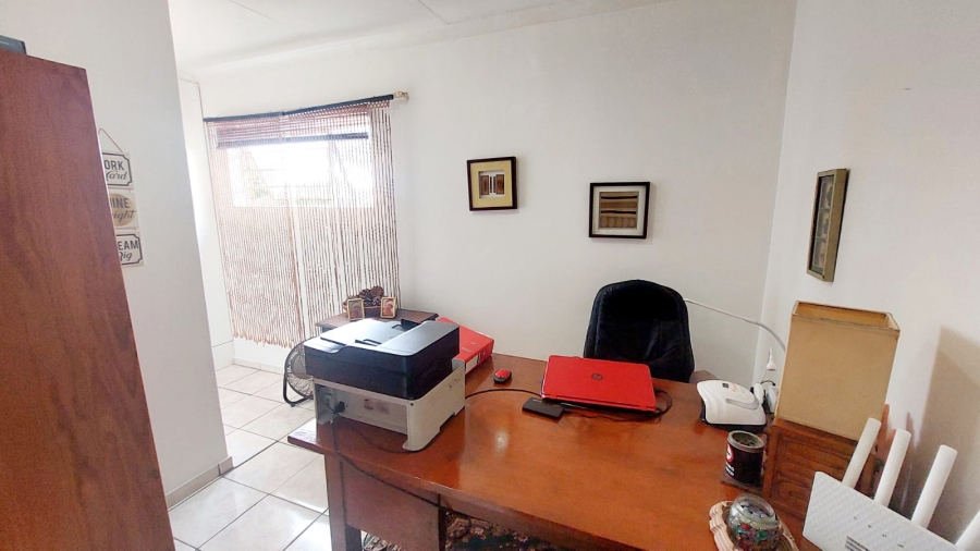 4 Bedroom Property for Sale in Helikonpark Gauteng