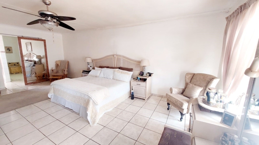 4 Bedroom Property for Sale in Helikonpark Gauteng