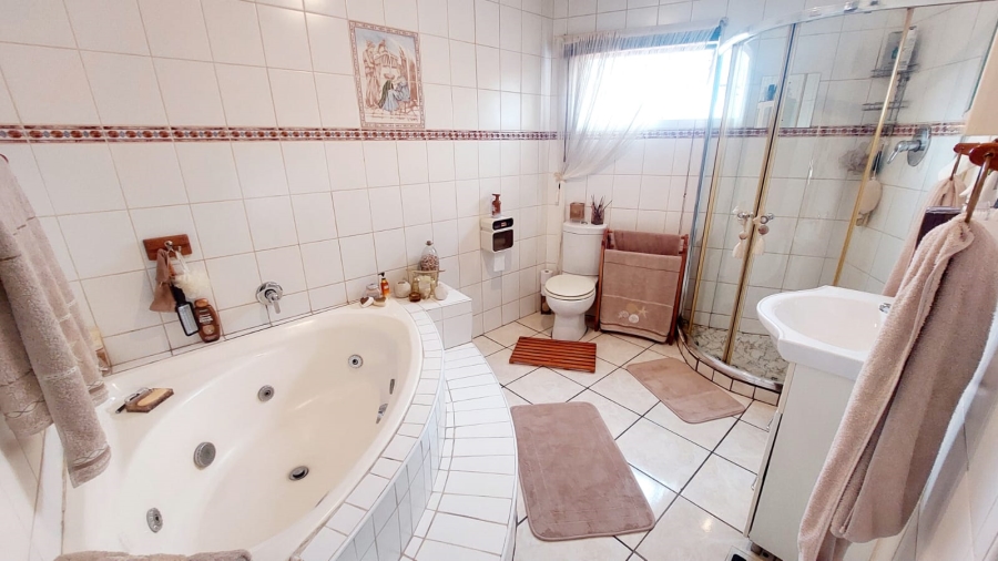 4 Bedroom Property for Sale in Helikonpark Gauteng