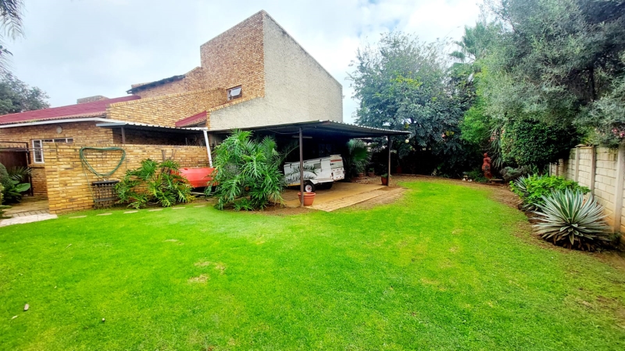 4 Bedroom Property for Sale in Helikonpark Gauteng