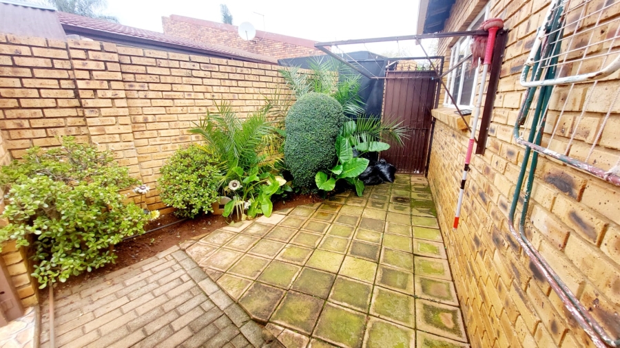 4 Bedroom Property for Sale in Helikonpark Gauteng