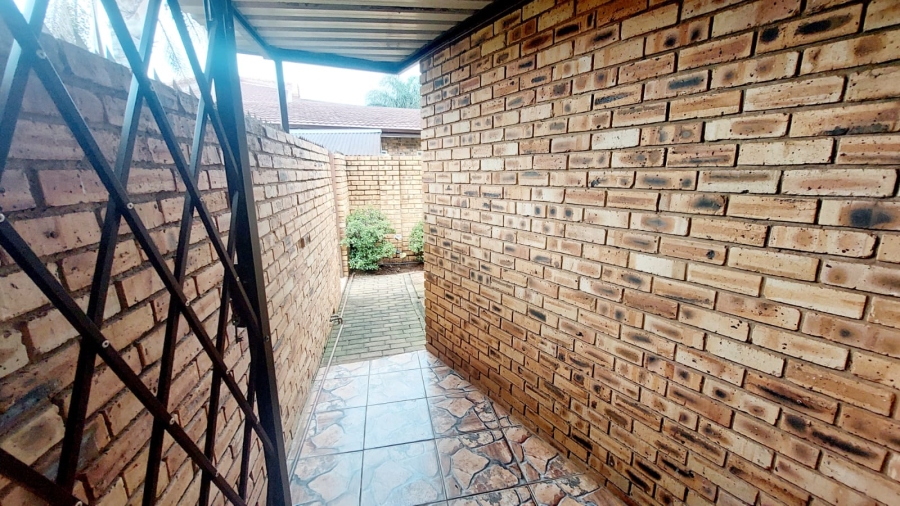 4 Bedroom Property for Sale in Helikonpark Gauteng