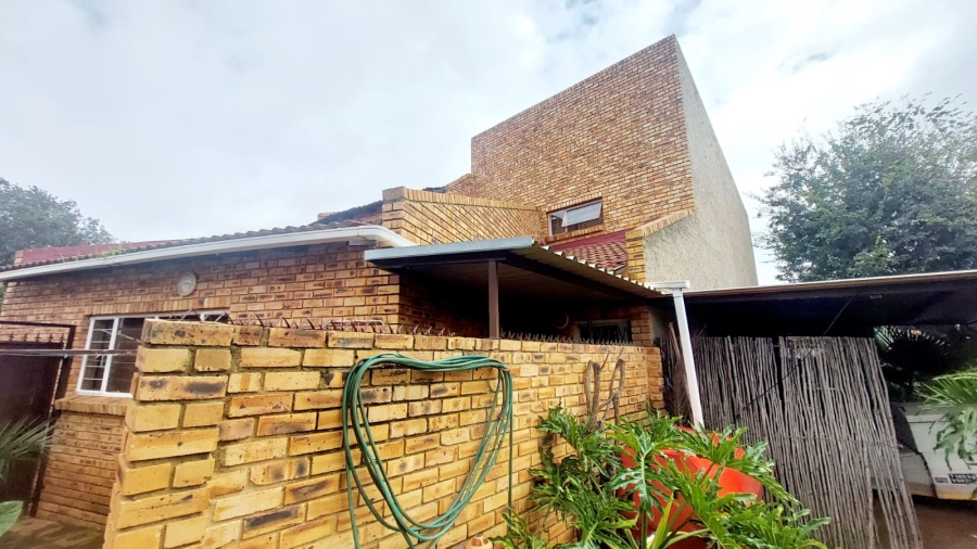4 Bedroom Property for Sale in Helikonpark Gauteng
