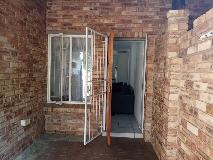 2 Bedroom Property for Sale in Groblerpark Gauteng