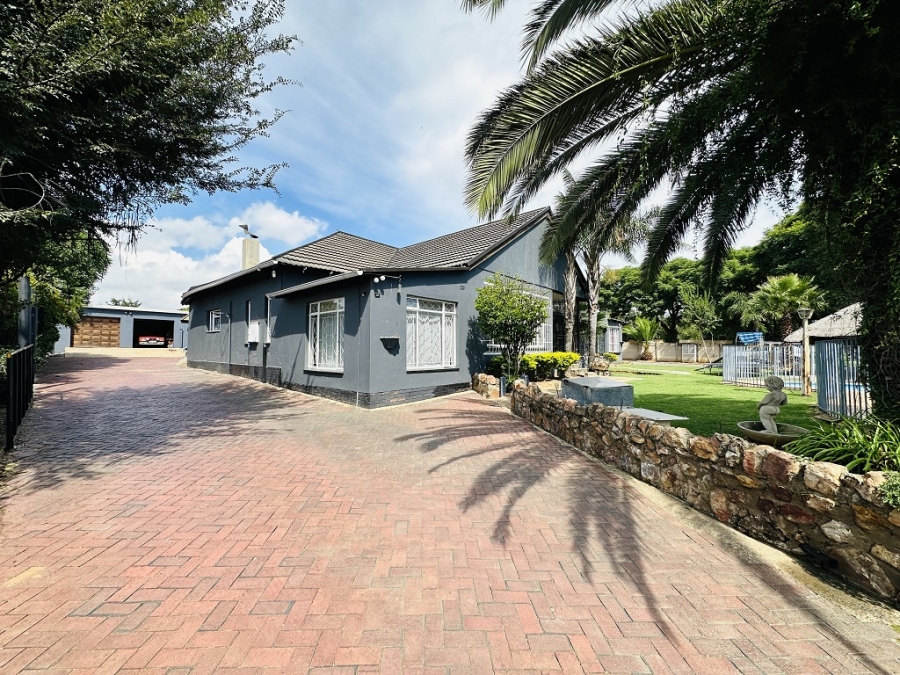 6 Bedroom Property for Sale in Parkhill Gardens Gauteng