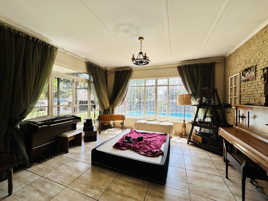 6 Bedroom Property for Sale in Parkhill Gardens Gauteng