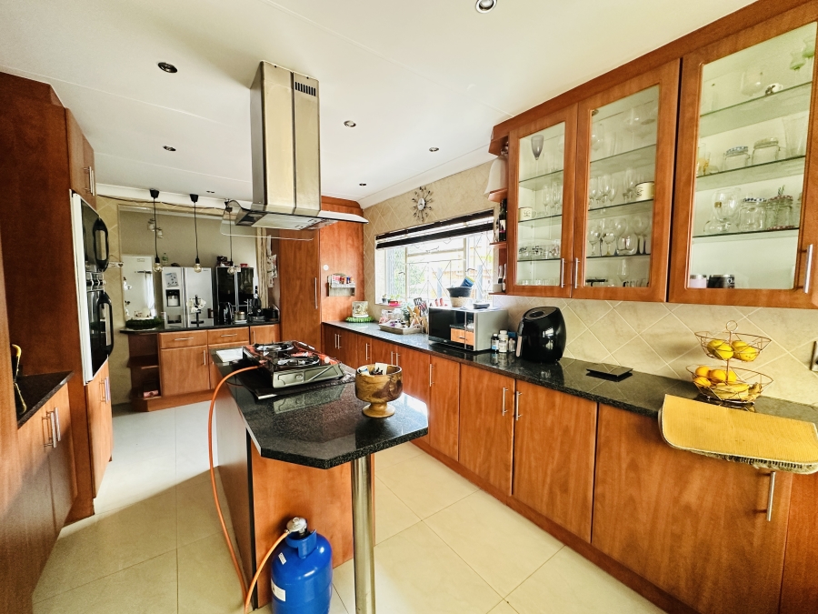 6 Bedroom Property for Sale in Parkhill Gardens Gauteng